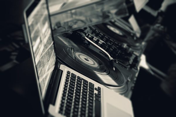 dj-1541429_1280